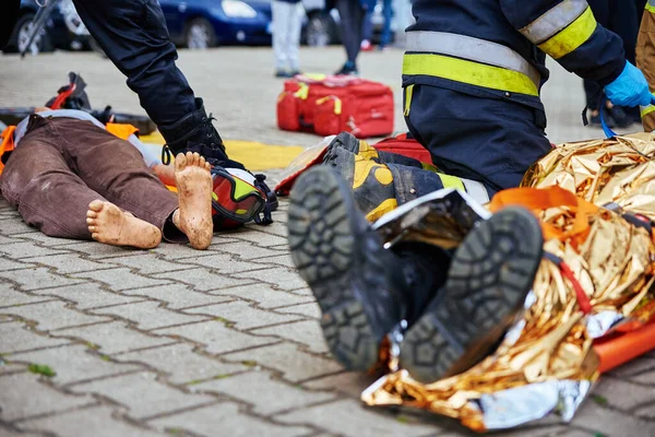 Los Rescatistas Proporcionan Primeros Auxilios Víctima Durante Accidente Automovilístico Persona — Foto de Stock
