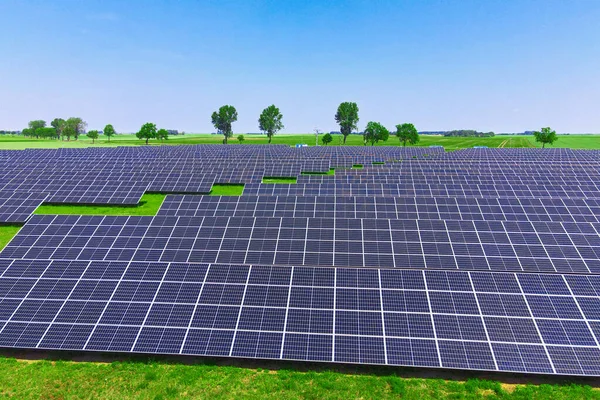 Paneles Solares Batería Campo Verde Contra Cielo Azul Vista Aérea —  Fotos de Stock