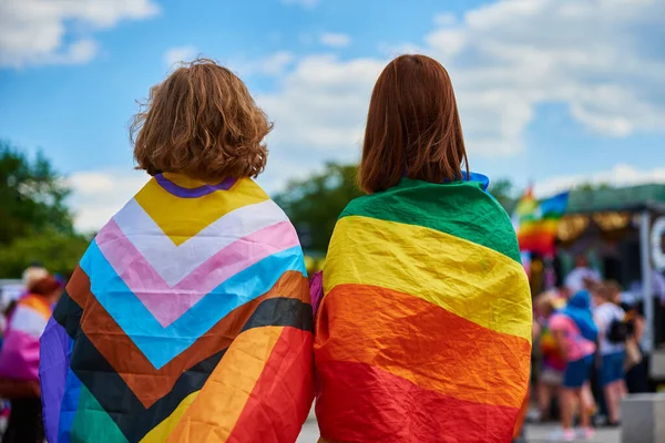 プライドパレードでLgbtqの虹の旗の下で陽気な女性カップル 多様性 ジェンダーアイデンティティの概念 — ストック写真
