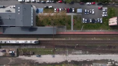 Küçük kasaba ve yolcu trenindeki tren istasyonunun hava görüntüsü, ulaşım altyapısı, bölgesel toplu taşıma