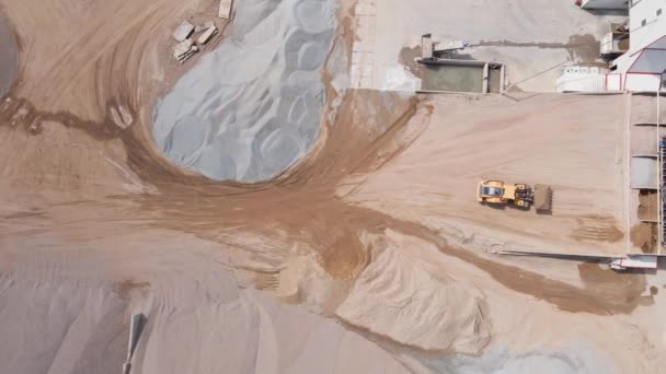 Ciężki Buldożer Pracujący Kamieniołomie Piasku Widok Powietrza Żółty Ciężki Ciągnik — Wideo stockowe