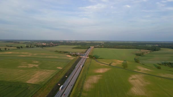 Route Avec Circulation Automobile Dans Campagne Avec Champs Agricoles Coucher — Video