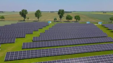 Yeşil alanda güneş panelleri bataryası, hava manzarası. Yenilenebilir enerji için fotovoltaik modüller. Temiz, sürdürülebilir, alternatif enerji kavramı