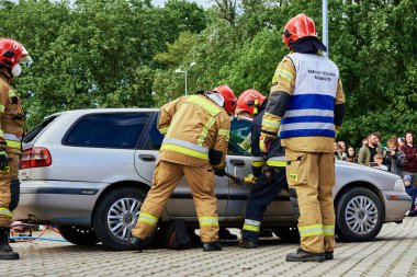 İtfaiyeciler kurtarma eğitimi sırasında hidrolik aletler kullanırlar. Kurtarma ekipleri kazadan sonra yolcunun kapısını açtılar. Katy Wroclawskie, Polonya - 28 Mayıs 2022