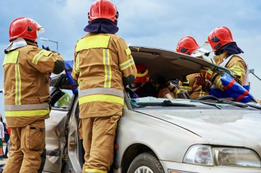 Kurtarma operasyonu eğitiminde itfaiyeciler. Kurtarma ekipleri kazadan sonra yolcunun kapısını açtılar. Katy Wroclawskie, Polonya - 28 Mayıs 2022