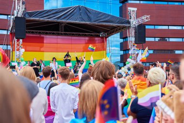 Gurur yürüyüşünde LGBTQ bayrakları olan insanlar. Hoşgörü, çeşitlilik ve cinsiyet kimlik kavramı. Wroclaw, Polonya - 11 Haziran 2022