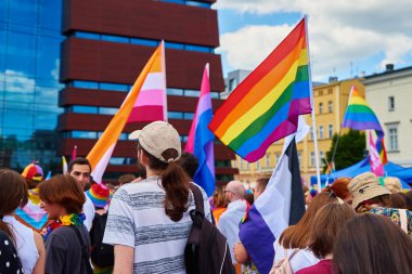 Gurur yürüyüşünde LGBTQ bayrakları olan insanlar. Hoşgörü, çeşitlilik ve cinsiyet kimlik kavramı. Wroclaw, Polonya - 11 Haziran 2022