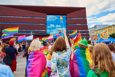 Gurur yürüyüşünde LGBTQ bayrakları olan insanlar. Hoşgörü, çeşitlilik ve cinsiyet kimlik kavramı. Wroclaw, Polonya - 11 Haziran 2022
