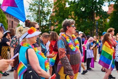 Gurur yürüyüşünde LGBTQ bayrakları olan insanlar. Hoşgörü, çeşitlilik ve cinsiyet kimlik kavramı. Wroclaw, Polonya - 11 Haziran 2022