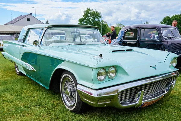 Turquoise Ford Thunderbird Vintage Car Show American Classic Retro Car — Stock Photo, Image