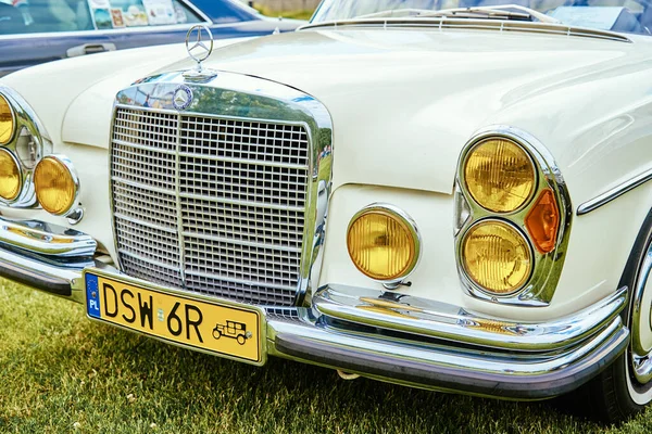 Biały Mercedes Benz 220 Wystawie Samochodów Retro 1960 Rok Klasyczny — Zdjęcie stockowe