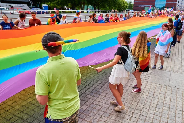 Pessoas Com Bandeiras Arco Íris Lgbtq Desfile Orgulho Tolerância Diversidade — Fotografia de Stock