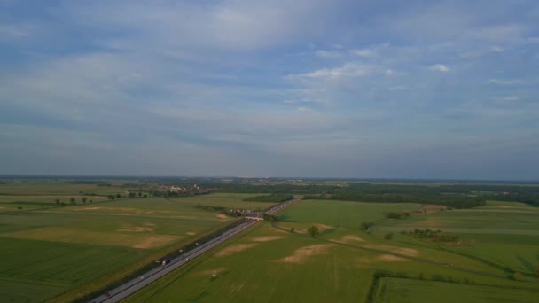 Route Avec Circulation Automobile Dans Campagne Avec Champs Agricoles Coucher — Video