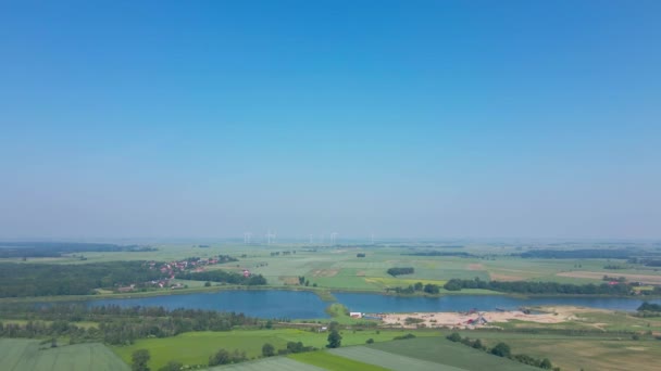 Yel Değirmeni Türbini Jeneratörü Mavi Gökyüzüne Karşı Yeşil Alanlar Göl — Stok video