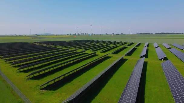 Солнечные Батареи Зеленом Поле Вид Воздуха Фотоэлектрические Модули Возобновляемых Источников — стоковое видео