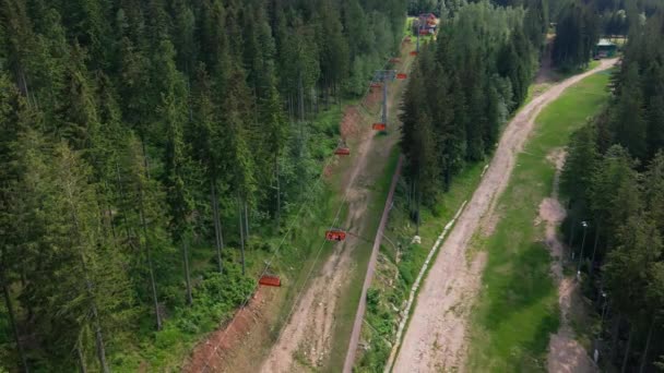 Orman Açık Teleferik Yolu Ile Kaplı Güzel Dağların Hava Manzarası — Stok video