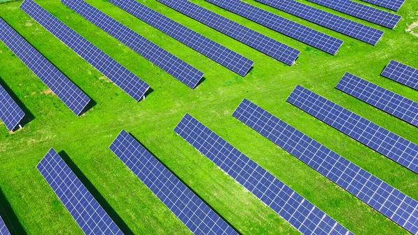 Yeşil Alanda Güneş Panelleri Bataryası Hava Manzarası Yenilenebilir Enerji Için — Stok fotoğraf