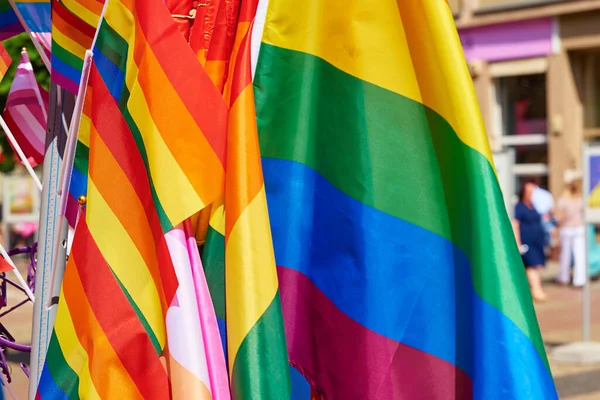 プライドパレードにLgbtqの虹の旗 多様性 ジェンダーアイデンティティの概念 — ストック写真