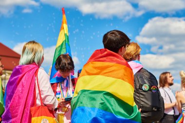 İnsanlar LGBTQ gökkuşağı bayrağıyla gurur yürüyüşüne akın ediyor. Hoşgörü, çeşitlilik ve cinsiyet kimlik kavramı. Wroclaw, Polonya - 11 Haziran 2022