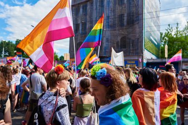 İnsanlar LGBTQ gökkuşağı bayrağıyla gurur yürüyüşüne akın ediyor. Hoşgörü, çeşitlilik ve cinsiyet kimlik kavramı. Wroclaw, Polonya - 11 Haziran 2022
