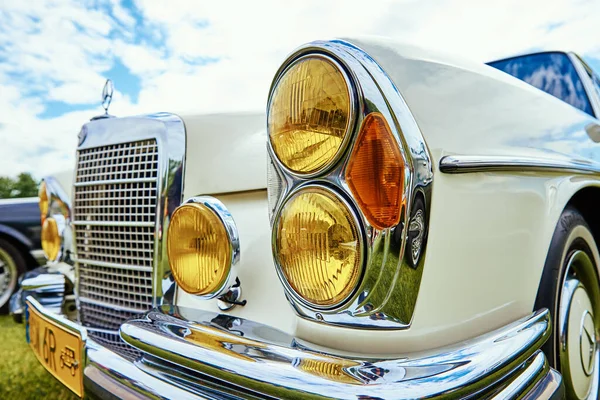 White Mercedes Benz 220 Retrobilsutställning 1960 Klassisk Retrobil Katy Wroclawskie — Stockfoto