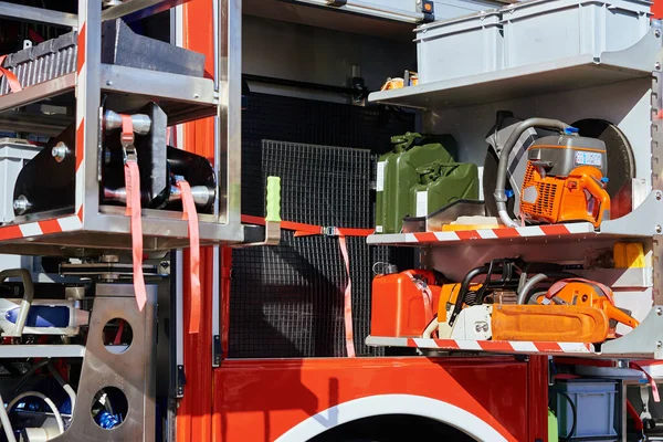 Vue Latérale Camion Pompiers Avec Équipement Pour Les Opérations Sauvetage — Photo