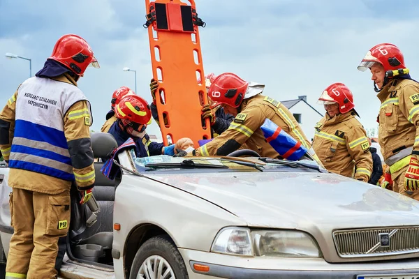 Bomberos Durante Entrenamiento Operación Rescate Los Rescatistas Desbloquean Pasajero Coche — Foto de Stock