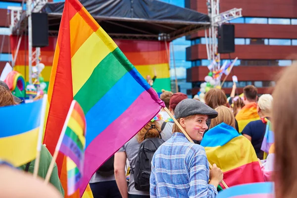 Gente Agolpa Con Banderas Arco Iris Lgbtq Desfile Del Orgullo — Foto de Stock