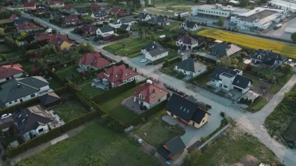 Flygdrönare Utsikt Över Europeiska Förorter Med Familjehus Bostadsdistrikt Med Byggnader — Stockvideo