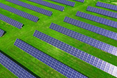 Yeşil alanda güneş panelleri bataryası, hava manzarası. Yenilenebilir enerji için fotovoltaik modüller. Temiz, sürdürülebilir, alternatif enerji kavramı