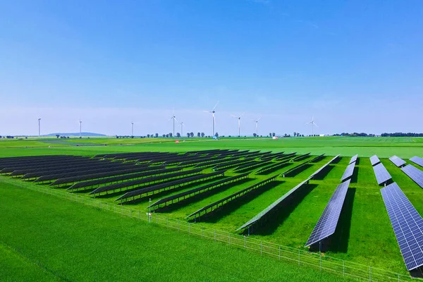 Солнечные Батареи Зеленом Поле Против Голубого Неба Вид Воздуха Фотоэлектрические — стоковое фото