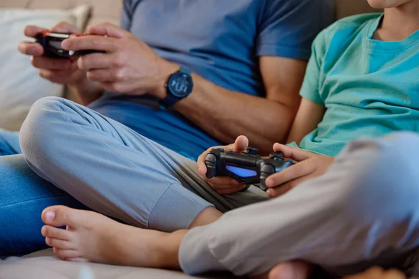 Sol Padre Jugando Videojuegos Casa Pasar Tiempo Familia Juntos Relación —  Fotos de Stock