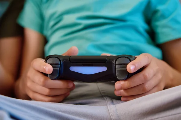 Niño Sentado Sofá Sala Estar Jugar Videojuegos Consola Con Gamepad —  Fotos de Stock