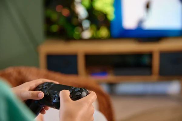 Αγόρι Που Παίζει Βιντεοπαιχνίδι Στην Κονσόλα Gamepad Joyctick Στο Χέρι — Φωτογραφία Αρχείου
