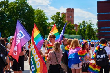 Gurur yürüyüşünde LGBTQ bayrakları olan insanlar. Hoşgörü, çeşitlilik ve cinsiyet kimlik kavramı. Şehir caddesinde gösteri var. Wroclaw, Polonya - 11 Haziran 2022