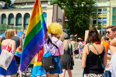 Gurur yürüyüşünde LGBTQ bayrakları olan insanlar. Hoşgörü, çeşitlilik ve cinsiyet kimlik kavramı. Şehir caddesinde gösteri var. Wroclaw, Polonya - 11 Haziran 2022