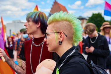 Gurur yürüyüşünde LGBTQ bayrakları olan insanlar. Hoşgörü, çeşitlilik ve cinsiyet kimlik kavramı. Şehir caddesinde gösteri var. Wroclaw, Polonya - 11 Haziran 2022
