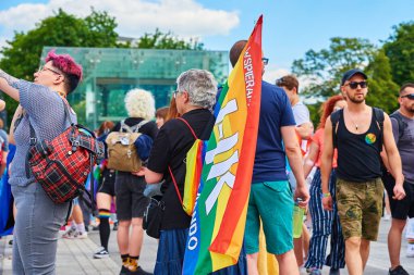 Gurur yürüyüşünde LGBTQ bayrakları olan insanlar. Hoşgörü, çeşitlilik ve cinsiyet kimlik kavramı. Şehir caddesinde gösteri var. Wroclaw, Polonya - 11 Haziran 2022