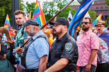 Gurur yürüyüşünde LGBTQ bayrakları olan insanlar. Hoşgörü, çeşitlilik ve cinsiyet kimlik kavramı. Şehir caddesinde gösteri var. Wroclaw, Polonya - 11 Haziran 2022