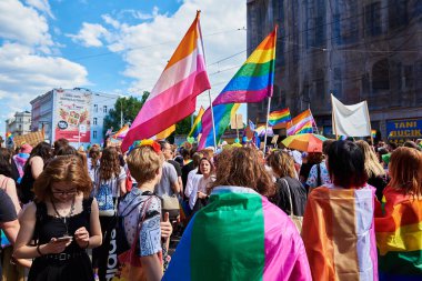 Gurur yürüyüşünde LGBTQ bayrakları olan insanlar. Hoşgörü, çeşitlilik ve cinsiyet kimlik kavramı. Şehir caddesinde gösteri var. Wroclaw, Polonya - 11 Haziran 2022