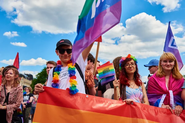 プライドパレードにLgbtqの虹の旗を持つ人々 多様性 ジェンダーアイデンティティの概念 街の通りでデモに群衆 ポーランド ヴロツワフ 2022年6月11日 — ストック写真
