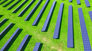 Yeşil alanda güneş panelleri bataryası, hava manzarası. Yenilenebilir enerji için fotovoltaik modüller. Temiz, sürdürülebilir, alternatif enerji kavramı