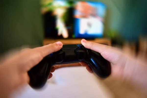 Ragazzo Che Gioca Videogioco Console Con Joyctick Gamepad Mano Effetto — Foto Stock