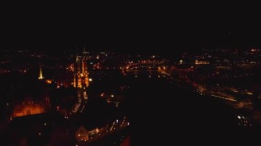 Wroclaw şehrinin Polonya 'daki gece manzarası. Tumski Adası 'ndaki St. John Katedrali, kuş bakışı