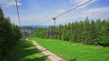 Dağlarda açık teleferik hattı. Füniküler mekanizma. Polonya 'daki Karpacz tatil köyü. Dağlarda aile gezisi.