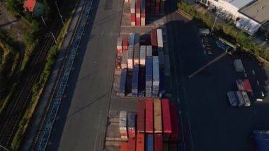 Depo fabrikasındaki nakliye konteynır alanı, hava manzaralı. İş ve lojistik kavram, kargo taşımacılığı