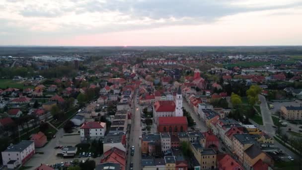 Blick Aus Der Vogelperspektive Auf Eine Kleinstadt Europa Bei Sonnenuntergang — Stockvideo