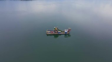 Göldeki kum madenciliği için geminin havadan görünüşü, kum çıkarma.