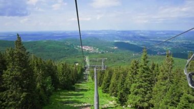 Dağlarda açık teleferik hattı. Füniküler mekanizma. Polonya 'daki Karpacz tatil köyü. Dağlarda aile gezisi.
