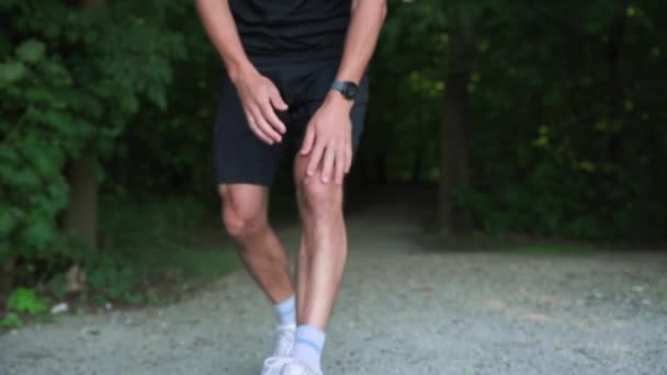 Hombre Tiene Dolor Rodilla Durante Mañana Corriendo Parque Lesión Durante — Vídeo de stock